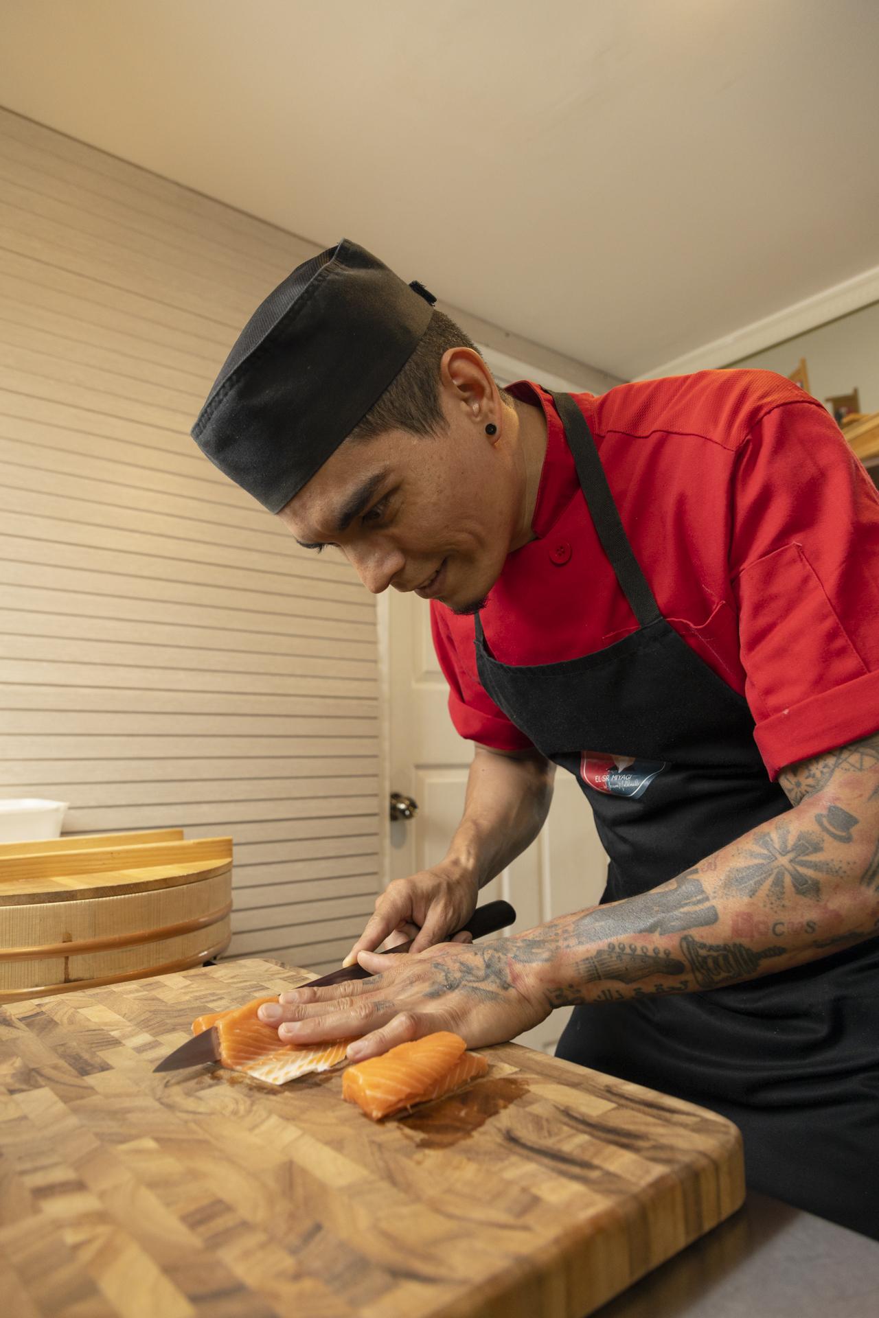 Chef Miyagi cortando salmón