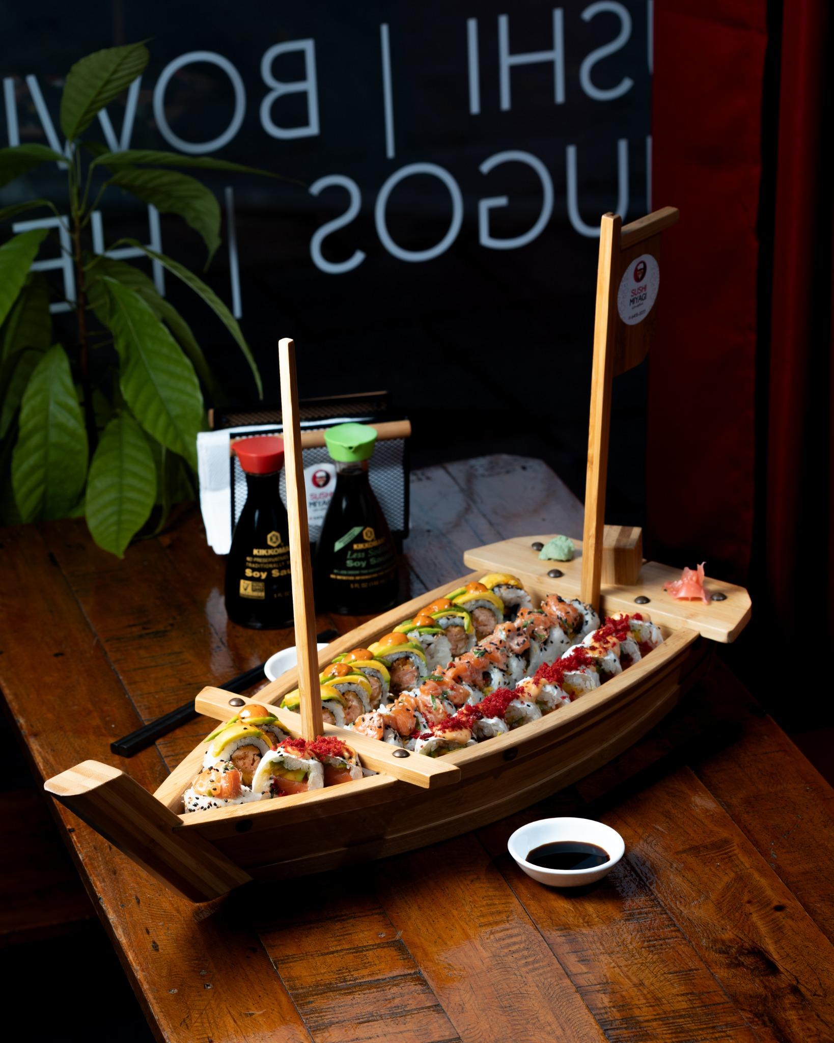Presentación original de sushi en barco realizada por Sushi Miyagi